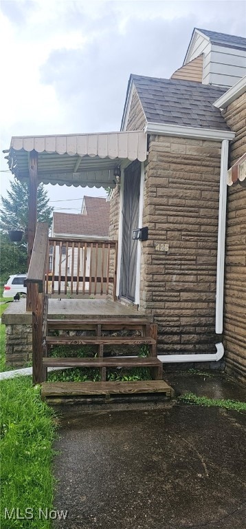 425 N Osborn Ave, Youngstown, OH 44509 - view of exterior entry with roof with shingles