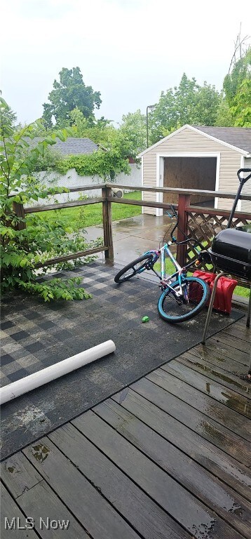 425 N Osborn Ave, Youngstown, OH 44509 - wooden terrace featuring a storage shed