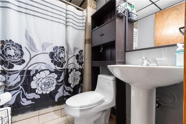 1558 Windcrest St NW, North Canton, OH 44720 - full bathroom featuring tile patterned flooring and a shower with curtain