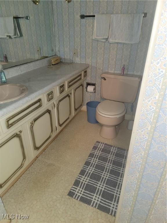 5622 Donna Dr, Ashtabula, OH 44004 - full bathroom featuring vanity and toilet