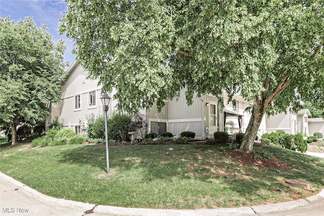 7148 N Brewster Pl, Concord, OH 44077 - view of front of house featuring a front yard