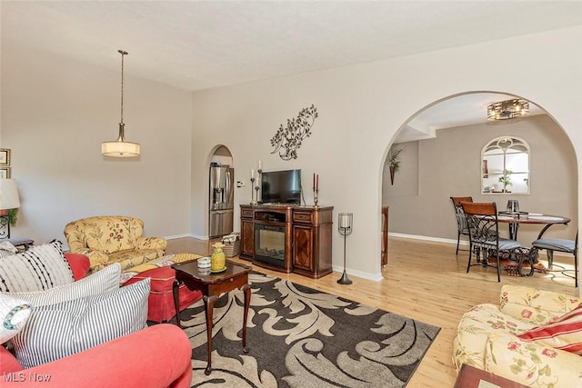7148 N Brewster Pl, Concord, OH 44077 - living area featuring arched walkways and light wood-style floors