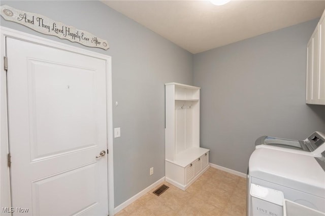 3139 Junior Pkwy, Brunswick, OH 44212 - laundry area featuring washing machine and clothes dryer and cabinet space