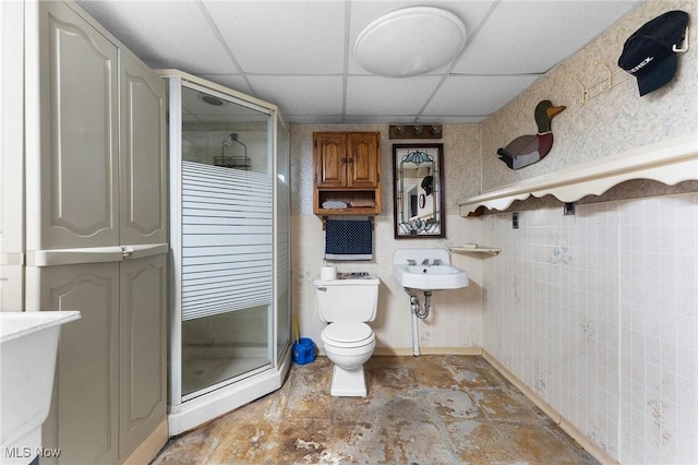 4843 Summer Ln, Brooklyn, OH 44144 - bathroom featuring a shower stall and a drop ceiling