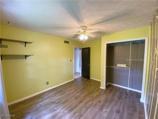 123 Prentiss St, Munroe Falls, OH 44262 - unfurnished bedroom featuring dark wood-style floors, a closet, a textured ceiling, and a ceiling fan