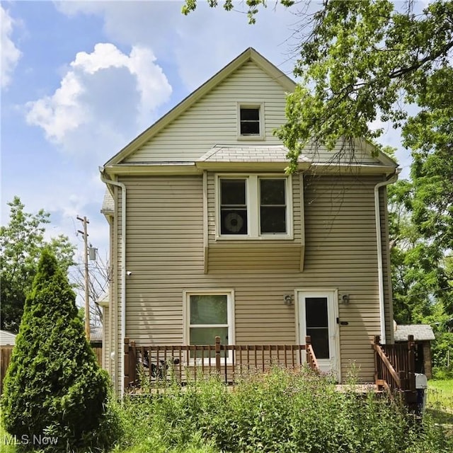 1362 E 187th St, Cleveland, OH 44110 - back of property featuring a wooden deck