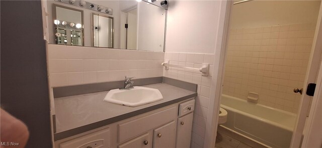 2202 Acacia Park Dr Unit 2605, Lyndhurst, OH 44124 - full bathroom featuring vanity, washtub / shower combination, and tile walls