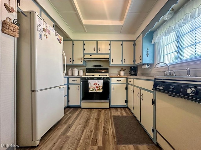 30 Bond St, Niles, OH 44446 - kitchen featuring white appliances, under cabinet range hood, wood finished floors, and light countertops