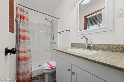 6265 Thunderbird Dr, Mentor, OH 44060 - full bath with vanity and a shower with shower curtain