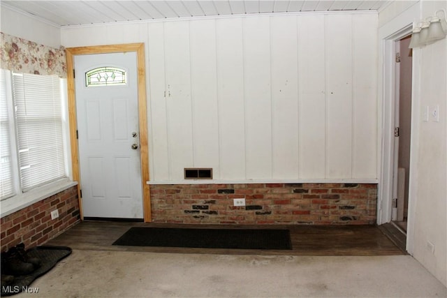 195 W 10th St, Salem, OH 44460 - foyer entrance featuring wood finished floors