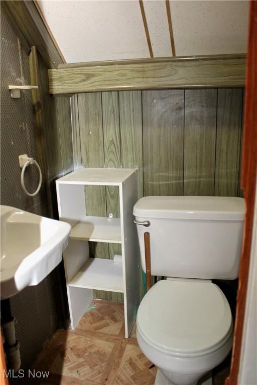 195 W 10th St, Salem, OH 44460 - half bathroom featuring toilet