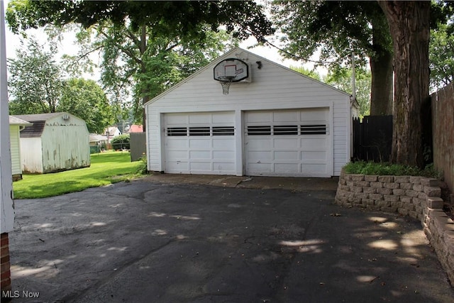 195 W 10th St, Salem, OH 44460 - view of detached garage