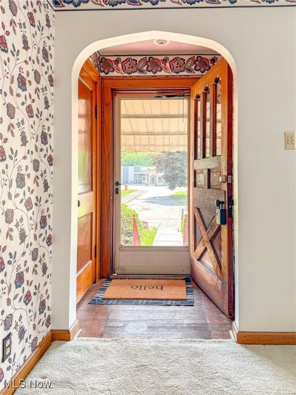 1120 N 5th St, Toronto, OH 43964 - carpeted entrance foyer with arched walkways and baseboards