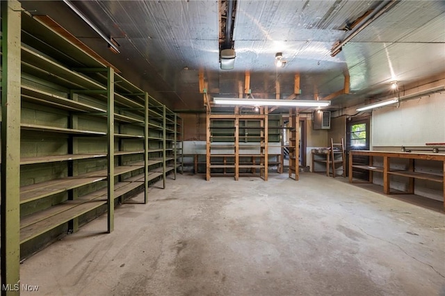 158 Elm St, Leetonia, OH 44431 - garage with a workshop area