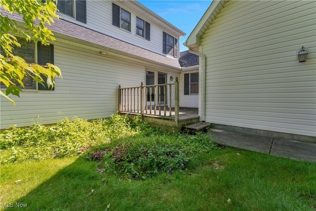233 Robbies Run, Cortland, OH 44410 - back of house with a wooden deck and a shingled roof