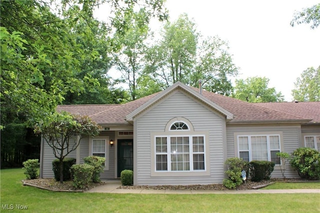 9 Hunters Woods Blvd Unit B, Canfield, OH 44406 - ranch-style home featuring a shingled roof and a front lawn