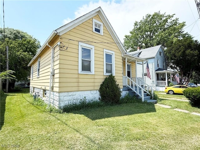 5048 Grove Ave, Lorain, OH 44055 - view of side of property featuring a yard