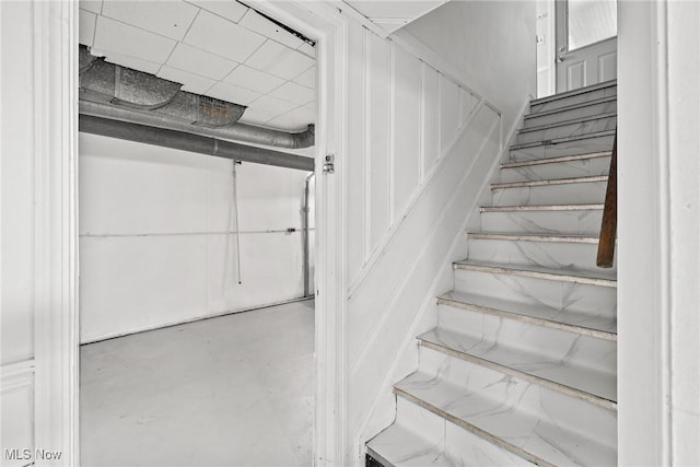 2324 Scholl Rd, University Heights, OH 44118 - view of staircase