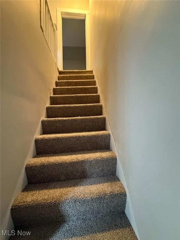1063 Raymond St, Akron, OH 44307 - view of stairway
