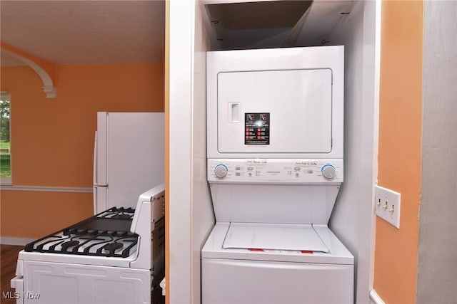 1212 State Route 7 NE, Brookfield, OH 44403 - laundry room with estacked washer and dryer