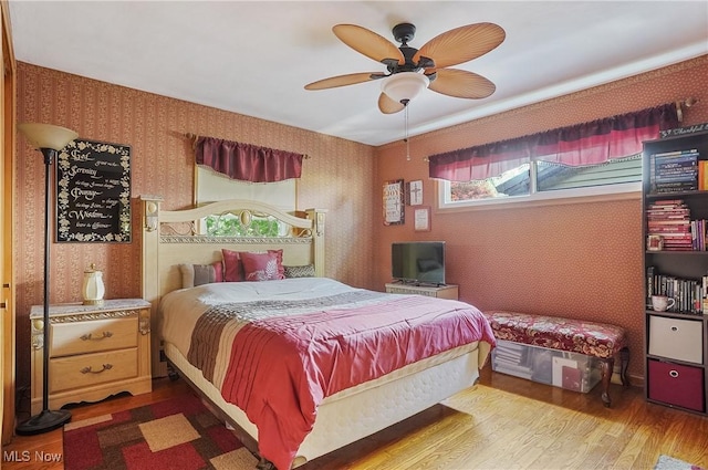 2970 Meadow Ln, Youngstown, OH 44511 - bedroom featuring wallpapered walls, wood finished floors, and a ceiling fan