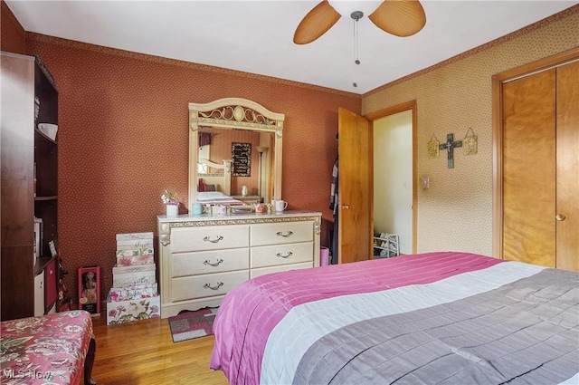 2970 Meadow Ln, Youngstown, OH 44511 - bedroom with wood finished floors, a ceiling fan, a closet, and wallpapered walls