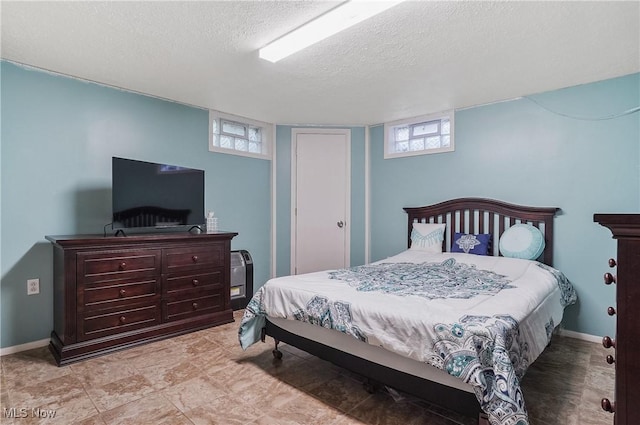 2970 Meadow Ln, Youngstown, OH 44511 - bedroom featuring a textured ceiling and a closet
