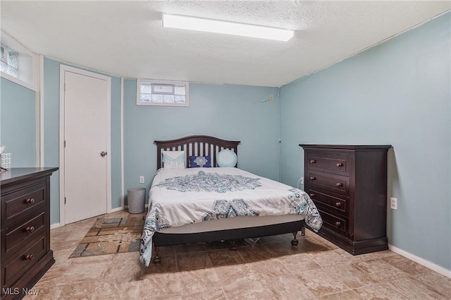 2970 Meadow Ln, Youngstown, OH 44511 - bedroom featuring a textured ceiling