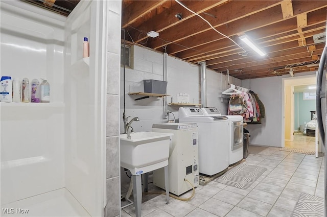 2970 Meadow Ln, Youngstown, OH 44511 - laundry area featuring washing machine and clothes dryer and light tile patterned floors