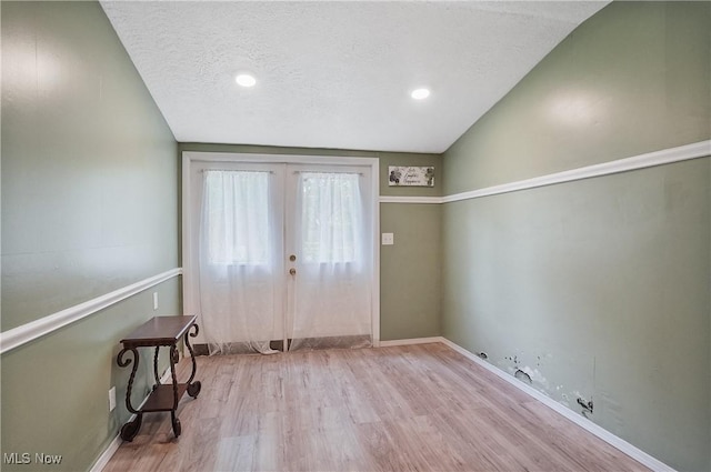 2970 Meadow Ln, Youngstown, OH 44511 - foyer with wood finished floors, a textured ceiling, and recessed lighting