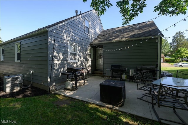 1819 49th St NW, Canton, OH 44709 - back of property with a patio area