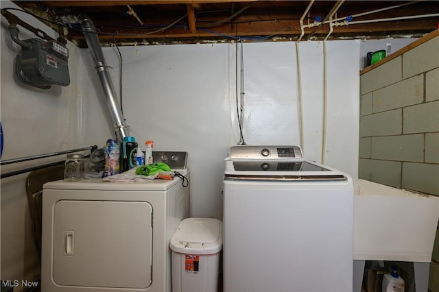 1819 49th St NW, Canton, OH 44709 - laundry area with washing machine and dryer