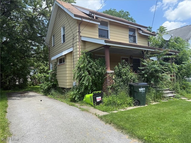 315 Superior St, Newton Falls, OH 44444 - view of front of house with a porch and a front lawn