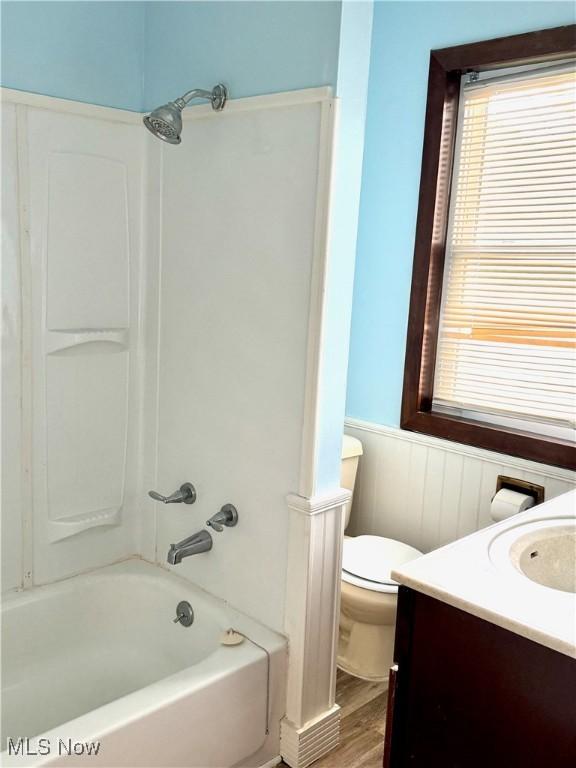 1104 Kenmore Ave SE, Warren, OH 44484 - full bathroom with vanity, wainscoting, bathtub / shower combination, and wood finished floors