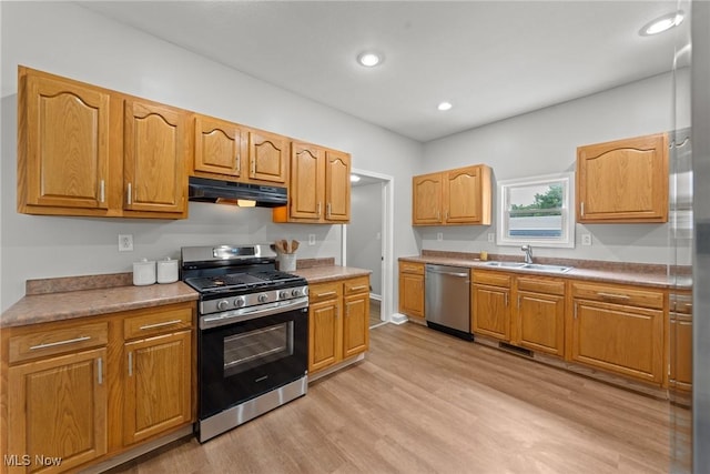 1014 Noble St E, Alliance, OH 44601 - kitchen featuring stainless steel appliances, under cabinet range hood, light wood finished floors, light countertops, and recessed lighting