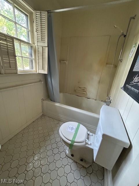175 Curtis Dr, Avon Lake, OH 44012 - bathroom with toilet and shower / tub combo