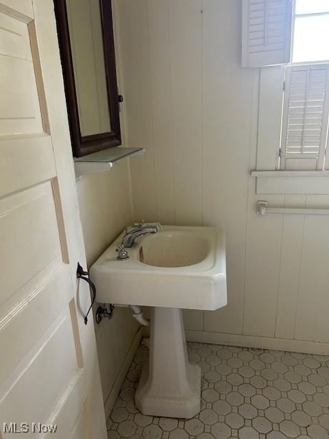 175 Curtis Dr, Avon Lake, OH 44012 - bathroom featuring a decorative wall