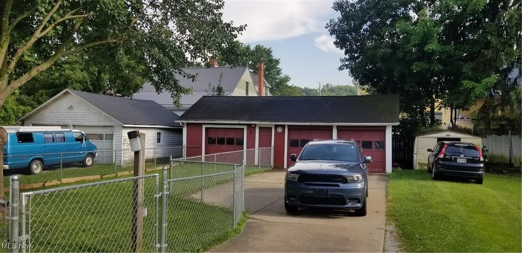 340 E Chestnut St, Lisbon, OH 44432 - single story home with a gate, a garage, and an outbuilding