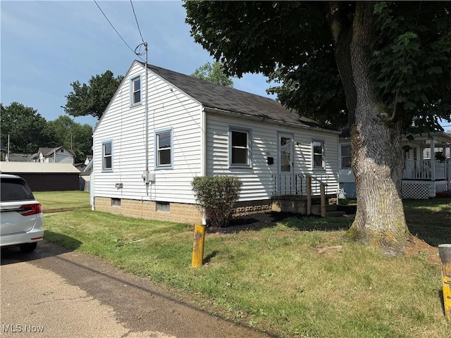 218 Vine St, Coshocton, OH 43812 - bungalow-style home featuring a front yard and a shingled roof