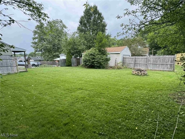 675 E 8th St, Salem, OH 44460 - fenced backyard featuring a fire pit