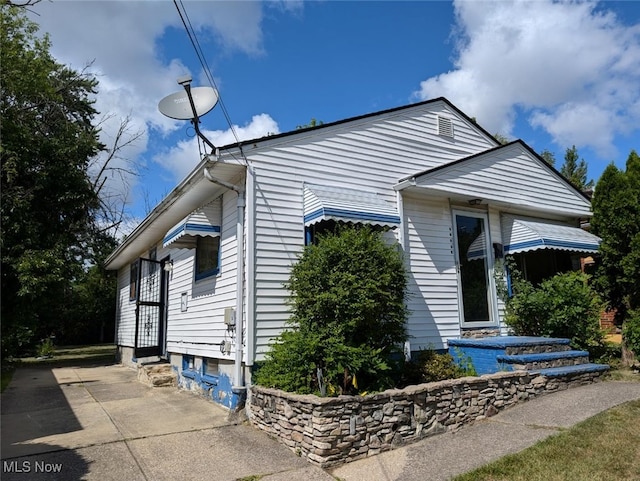 17005 Lipton Ave, Cleveland, OH 44128 - view of front of home featuring entry steps