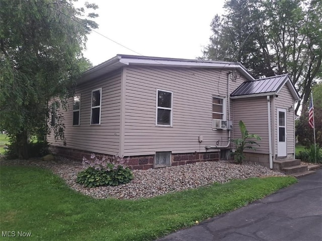 4016 State Route 7, Burghill, OH 44404 - view of side of property with entry steps