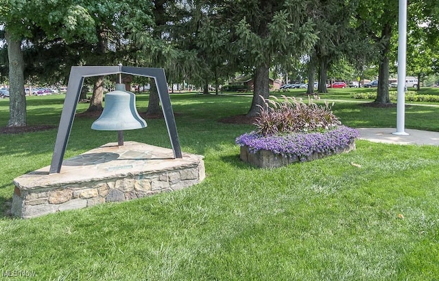 101 Middle Post Pt, Chardon, OH 44024 - view of green lawn