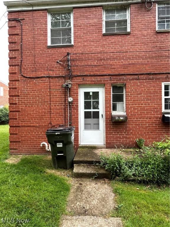 481 Kenwood Dr Unit N, Euclid, OH 44123 - entrance to property with brick siding