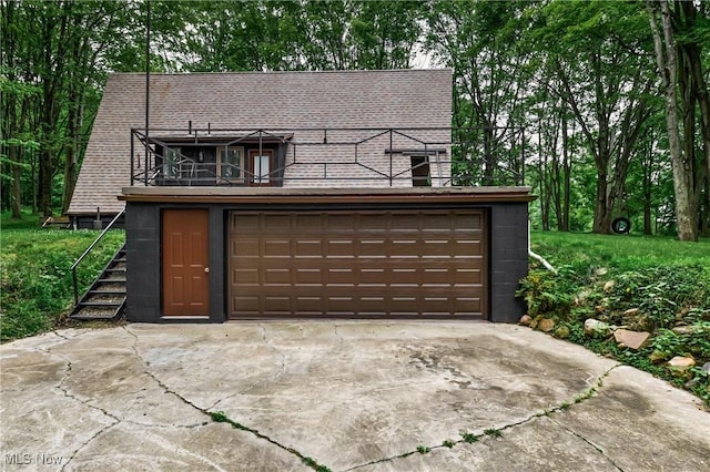 2269 N Fox N Rd, Hubbard, OH 44425 - view of front facade featuring a balcony and a garage
