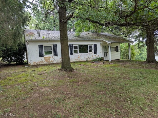 4562 Erie Ave NW, Canal Fulton, OH 44614 - ranch-style home with a front lawn and stucco siding