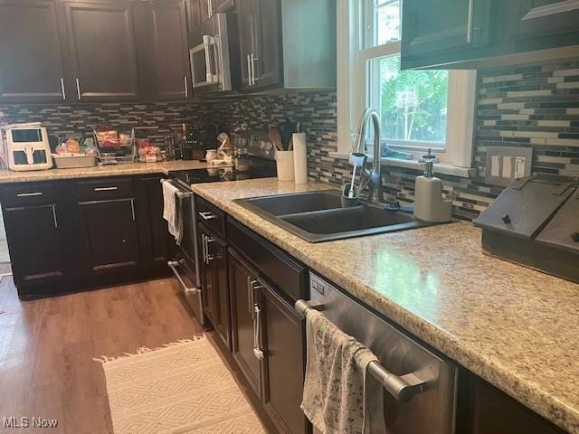 127 William St, Struthers, OH 44471 - kitchen featuring stainless steel appliances, light countertops, decorative backsplash, and light wood finished floors