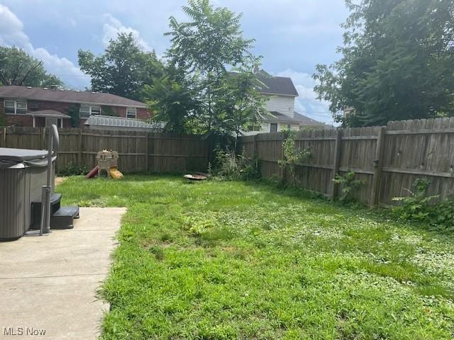 127 William St, Struthers, OH 44471 - fenced backyard featuring a hot tub