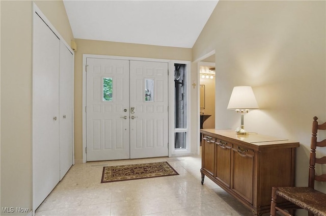 680-7 Windward Dr, Aurora, OH 44202 - entrance foyer with vaulted ceiling