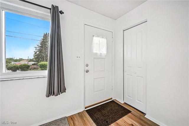 16-18 E Linwood Ave, Akron, OH 44301 - foyer entrance featuring wood finished floors and baseboards